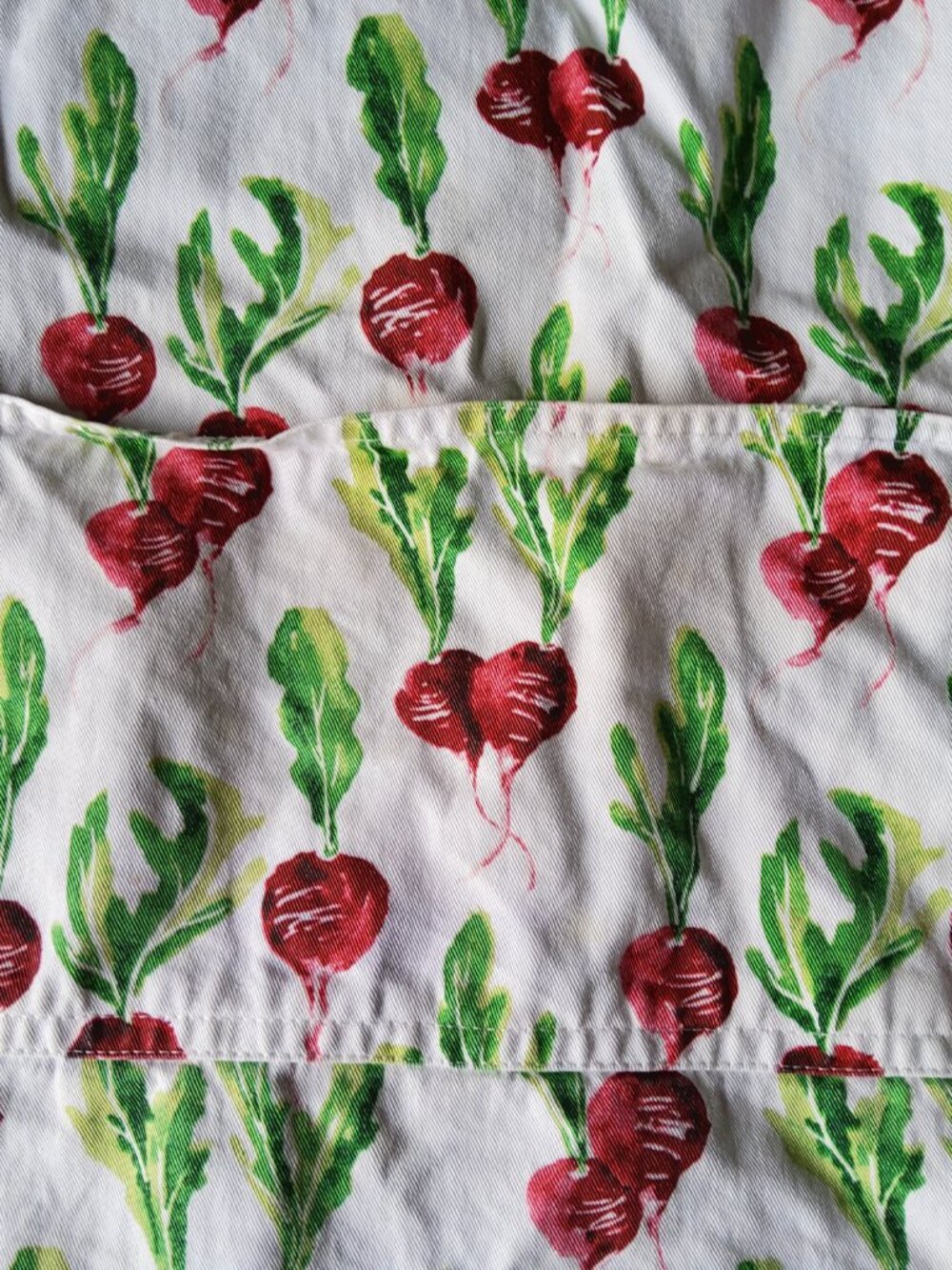 Vintage-Style Cotton Kitchen Apron with Pocket – Vibrant Red Radish and Beets - Picture 6 of 10